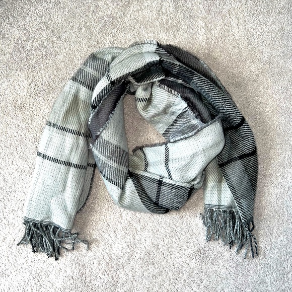 Accessories - NWT Grey & Black Scarf